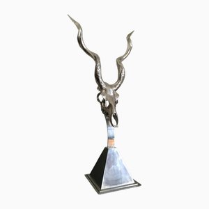 Arthur Court, Sculpture Crâne d'Antilope Kudu sur Socle Pyramide, 1980s, Aluminium