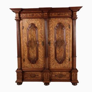 Antiker Kleiderschrank aus Nussholz, 1730