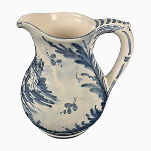 Brocca in maiolica con paesaggio bianco e blu, case e fiori di Albissola, anni '60