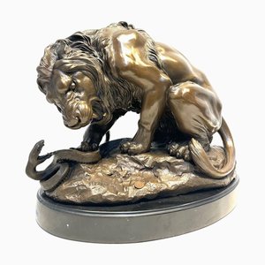Bronzeskulptur eines Löwen, der die Schlange angreift