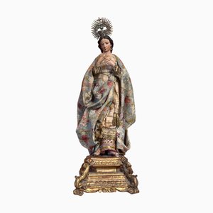 Madonna barocca in legno policromo con corona in argento, XVIII secolo
