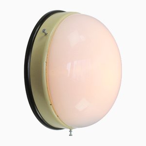 Industrielle Vintage Wandleuchte aus weißem Opalglas, Metall & Bakelit in Beige