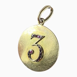 Pendentif Porte-bonheur Chiffre 3 Porte-bonheur en Or Jaune 18 Carats avec Rubis Taille Baguette, 1890s