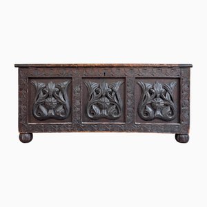 Antike Deckentruhe aus geschnitzter Eiche, 18. Jh.