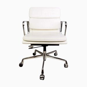 EA 217 Chefschreibtischstuhl aus weißem Leder von Charles Eames für Vitra