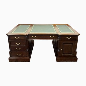 Bureau plat anglais en acajou et placage d'acajou. Plateau
