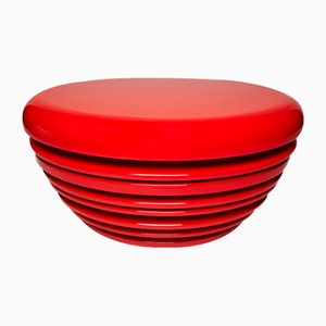 Tavolino Egg rosso iconico di Reda Amalou