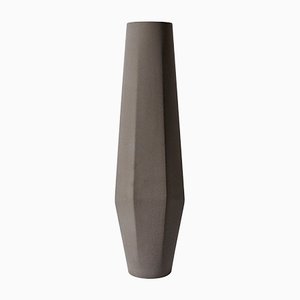 Vaso medio Marchigue in cemento grigio di Stefano Pugliese per Crea Concrete Design
