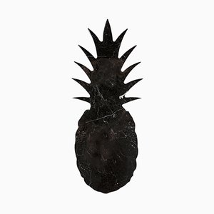 Tagliere o vassoio grande in marmo nero a forma di ananas di Carlotta Turini per FiammettaV Home Collection