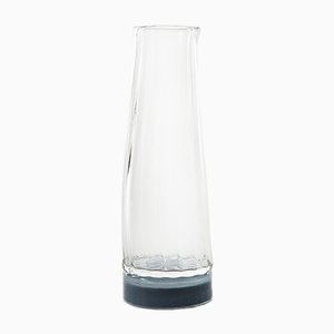 Caraffa con base blu-grigia, collezione Moire, vetro soffiato di Atelier George