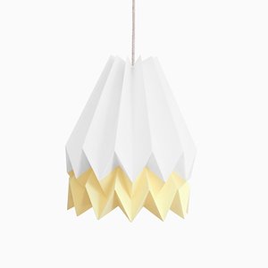 Polarweiße Origami Lampe mit hellgelben Streifen von Orikomi