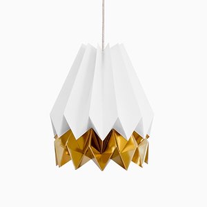 Polarweiße Origami Lampe mit warmem Goldstreifen von Orikomi