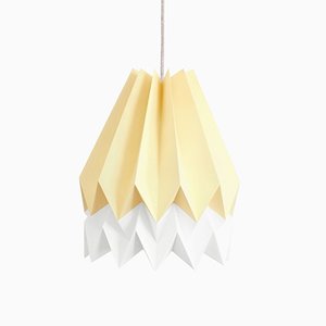 Blassgelbe Origami Lampe mit Polar White Stripe von Orikomi