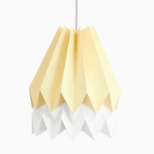 PLUS Blassgelbe Origami Lampe mit Polar White Stripe von Orikomi