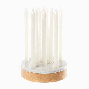 Candelabro Cornelius, juego de solitario y centro de mesa de mármol blanco y madera de Fred & Juul