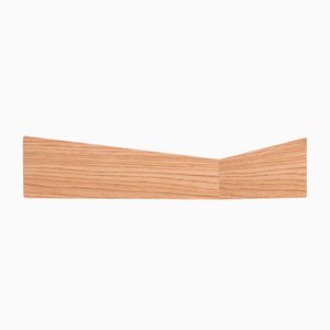 Mensola media Pelikan in legno di quercia con ganci nascosti di Daniel García Sánchez per WOODENDOT