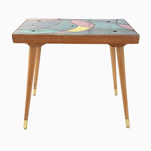 Mesa auxiliar francesa Mid-Century de cerámica multicolor y roble, años 50