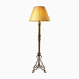 Lámpara de pie vintage de hierro forjado con detalles dorados
