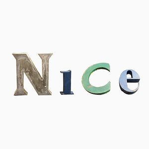 Industrielles lackiertes französisches Vintage NICE Buchstabenset aus Metall