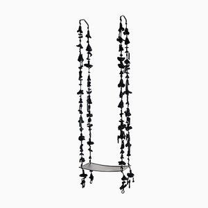 Handgearbeitete gehäkelte Forest Swing in Schwarz aus Baumwolle & Polyester mit matt-schwarzem Eisen-Sitz von Iota Hand Stitched