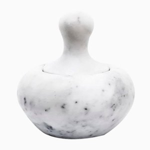 Mano de mortero cascanueces de mármol de Carrara blanco de FiammettaV Home Collection