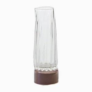 Jarra con base moka, colección Moire, vidrio soplado de Atelier George