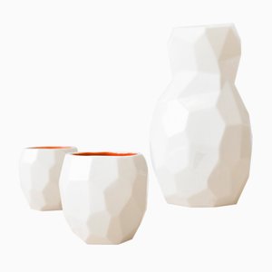 Orangenes Sake Set in Polygon-Optik von Studio Lorier