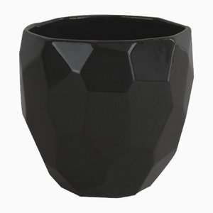 Schwarze Kaffeetasse in Polygon-Optik von Studio Lorier