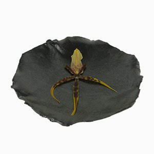 Schwarz glasierte Schale aus Steingut mit Blüten von Christine Roland