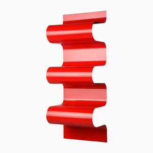 Rotes Bücherregal in Wellen-Optik von Julien Vidame