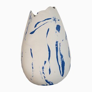 Vase aus Biskuitporzellan mit kobaltblauer Nériage von Elsa Dinerstein