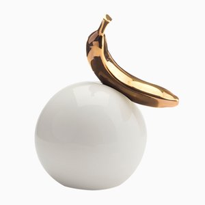 Gold Banana on a White Ball Skulptur von StudioKahn