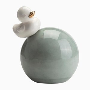 Escultura Ducky on a Ball de StudioKahn