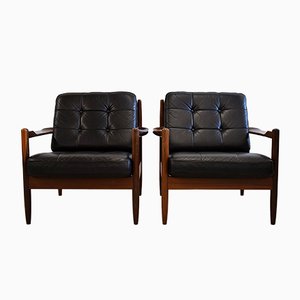 Butacas escandinavas Mid-Century de madera y cuero negro. Juego de 2