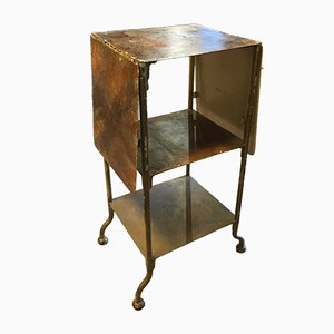 Mesa auxiliar francesa industrial Mid-Century con tablero abatible