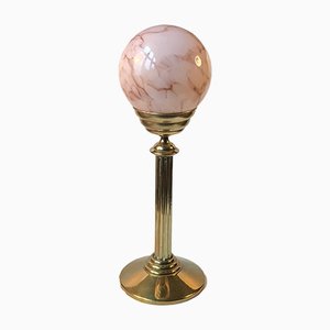Lámpara de mesa escandinava vintage de vidrio rosa y latón acanalado, años 70