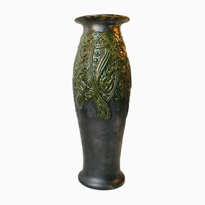 Vaso nr. 1046 Art Nouveau in terracotta con cavallucci marini, anni '10