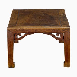 Niedriger chinesischer Tisch aus geschnitztem Ulmenholz, 19. Jh.