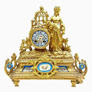 Reloj de repisa francés dorado con placas decorativas de Sevres del siglo XIX