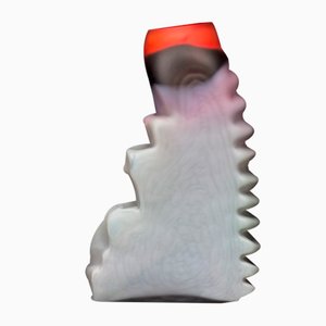 Jarrón Shifting Shape en gris, morado y rojo de Jonatan Nilsson, 2017