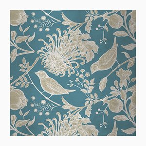 Carta da parati in tessuto con fiori e uccelli di Chiara Mennini per Midsummer-Milano