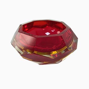 Cenicero italiano de cristal de Murano facetado rojo de Flavio Poli, años 50