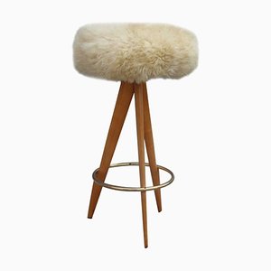 Moderner Mid-Century Hocker aus Schafsfell, Holz & Messing