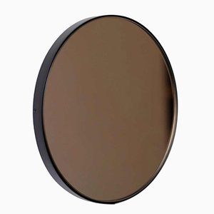 Espejo Orbis redondo teñido en bronce con marco negro de Alguacil & Perkoff Ltd