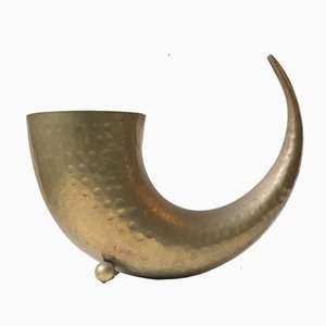 Vaso Mid-Century a forma di corno in ottone, anni '40