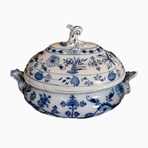 Sopera antigua grande de porcelana en blanco y azul de Meissen