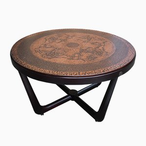 Mesa de centro vintage con estampado egipcio de cobre y madera de Vad Trevare, años 70