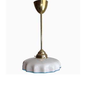 Lampada a sospensione viennese in ottone con paralume in vetro opalino bianco, inizio XX secolo