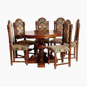 Mesa extensible y 6 sillas de nogal tallado de Bassano, años 20. Juego de 7