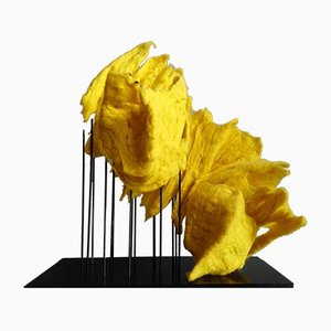 Objeto Flame de fieltro de lana merino amarilla de Margaret van Bekkum